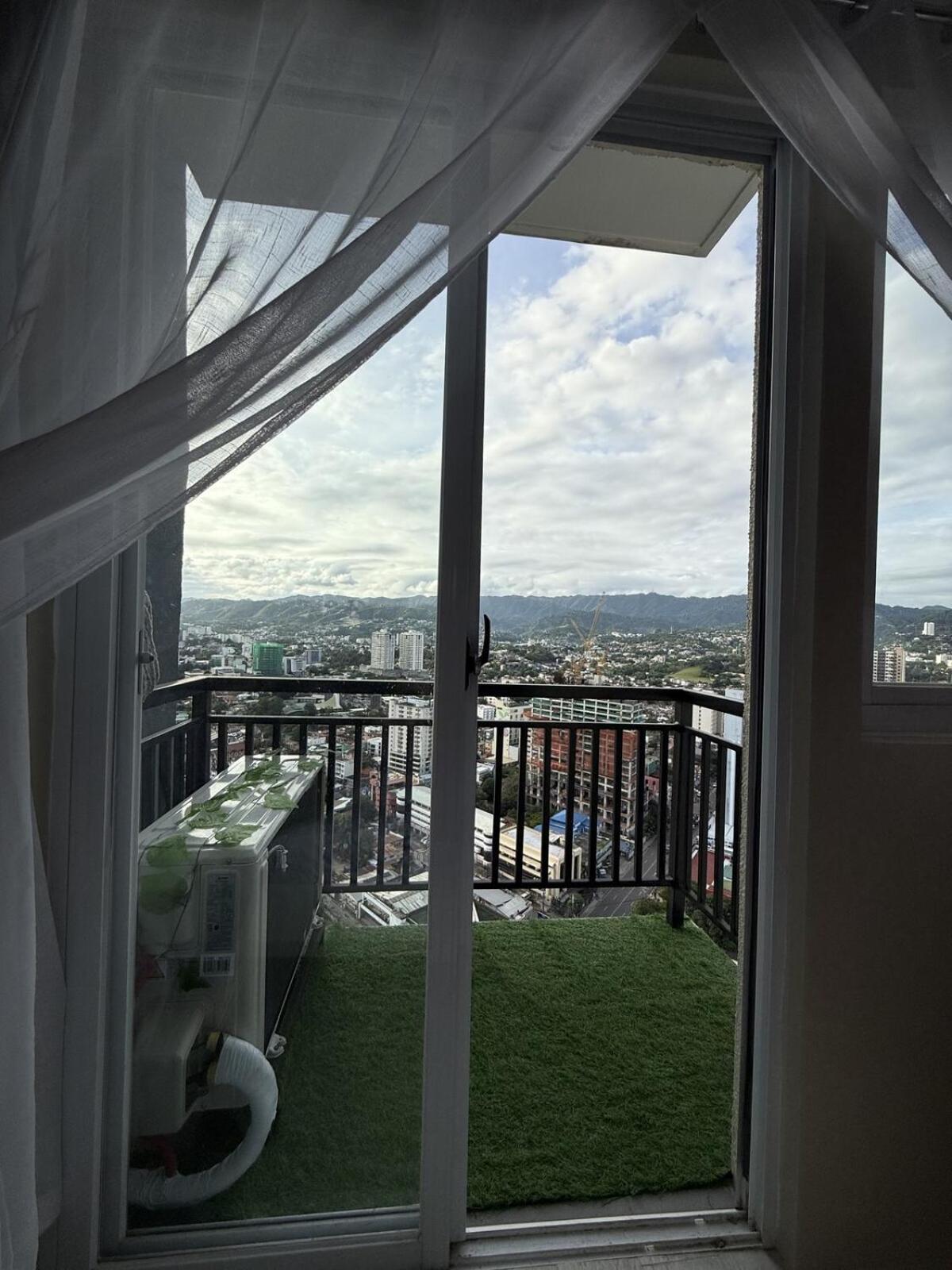 Modern And Cozy Unit With Balcony Near Ayala Center Apartment