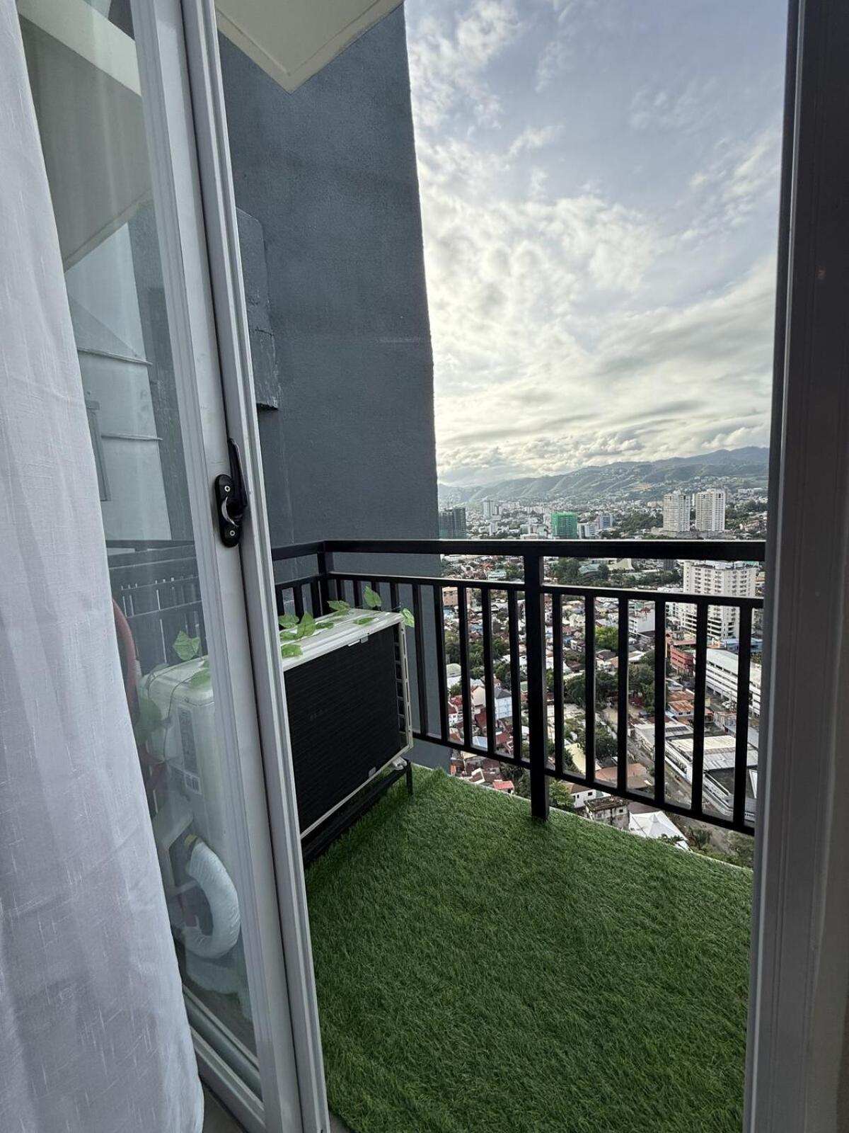 Modern And Cozy Unit With Balcony Near Ayala Center